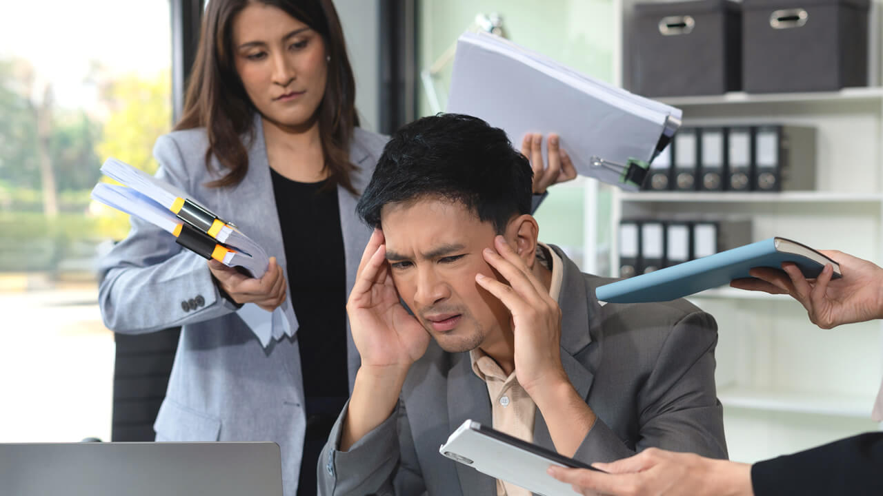 Harassment at work: steps to report it without losing your job